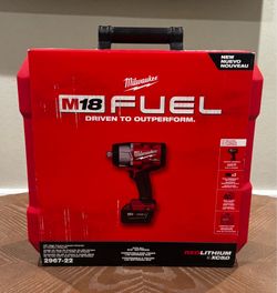 Milwaukee M18 fuel 1/2 high torque impact kit with hard case
