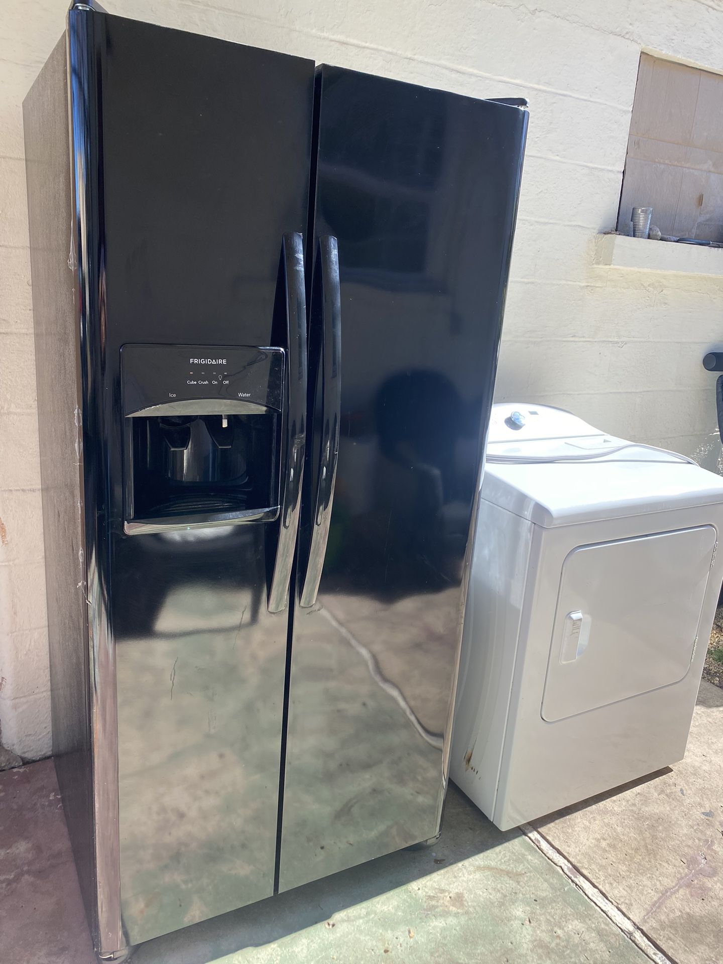 Frigidaire Refrigerator With Ice Maker. for Sale in San Antonio, TX