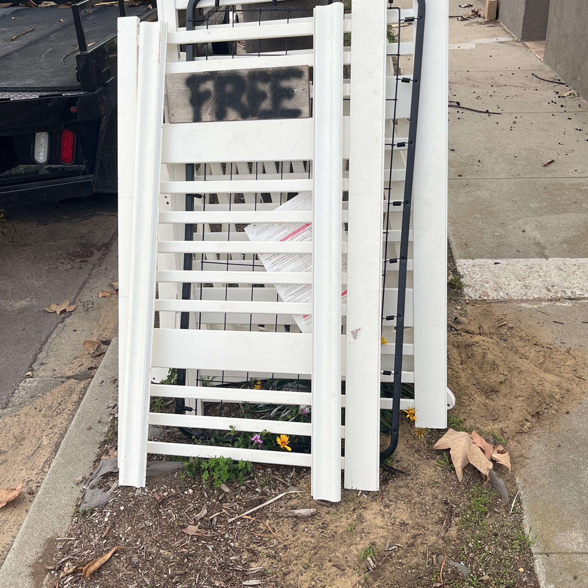 Free White crib And hardware