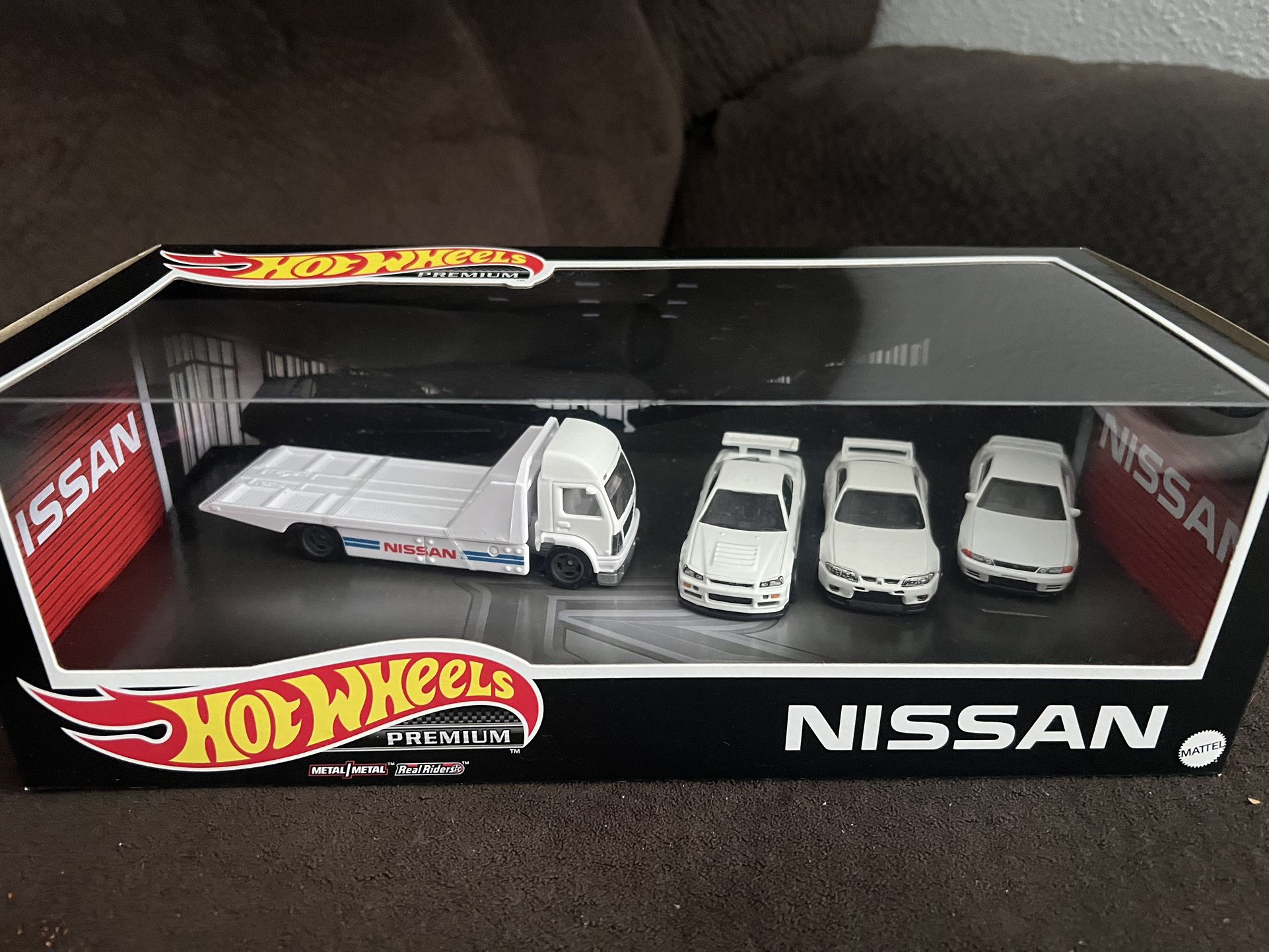 Hot wheels Nissan Garage , White Lighting Chase