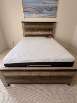 2months old must sell to small Queen size electric adjustable bed frame in great condition. Fully functional and adjusts head and foot with the remote