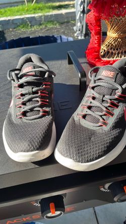 Women’s running shoe, Nike, gray and pink