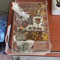 HUNDREDS OF BEADS ARTS AND CRAFTS