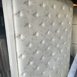 Queen Size Mattress And Box Spring 