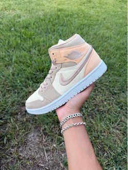 Jordan 1 Mid SE W “Canvas Khaki” Size 7W/5.5Y