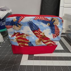 Bold  eagle With American flag Cosmetic Bag 