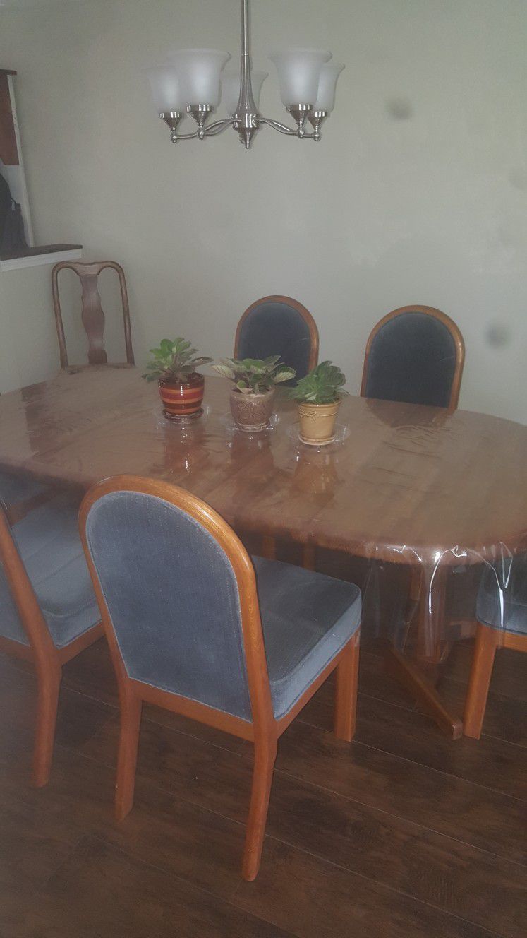 Solid Oak Dining Room Table and Chairs