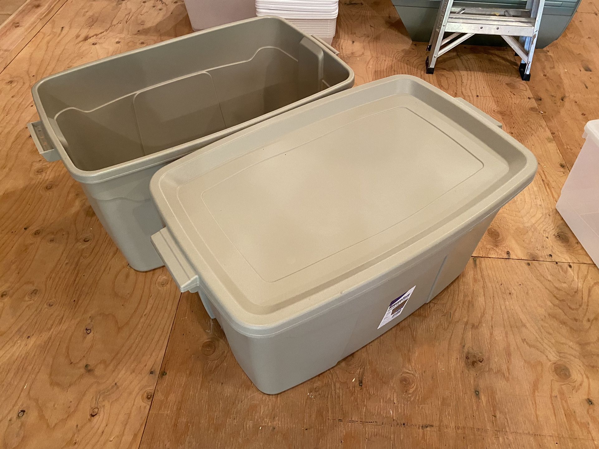 Three 3 Centrex Rugged Tote 31 Gallon Storage Bins Beige w Lid for Sale in Simsbury CT OfferUp