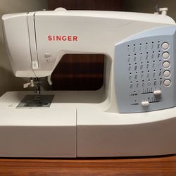 Singer Sewing Machine 7422