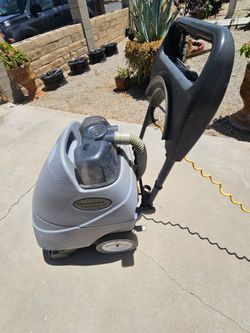 Industrial carpet cleaner