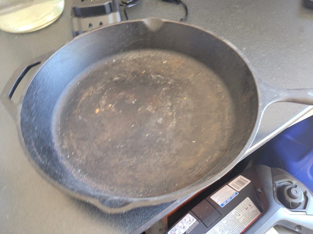 Cabelas 14 Inch Cast Iron Skillet And Lid for Sale in Chehalis, WA - OfferUp