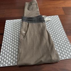 Like New Vuori Joggers Pants Size M .2 Zippered Pockets In back .2 Open Pockets In front. 