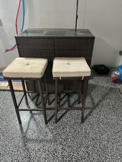 Barstool with 2 chairs