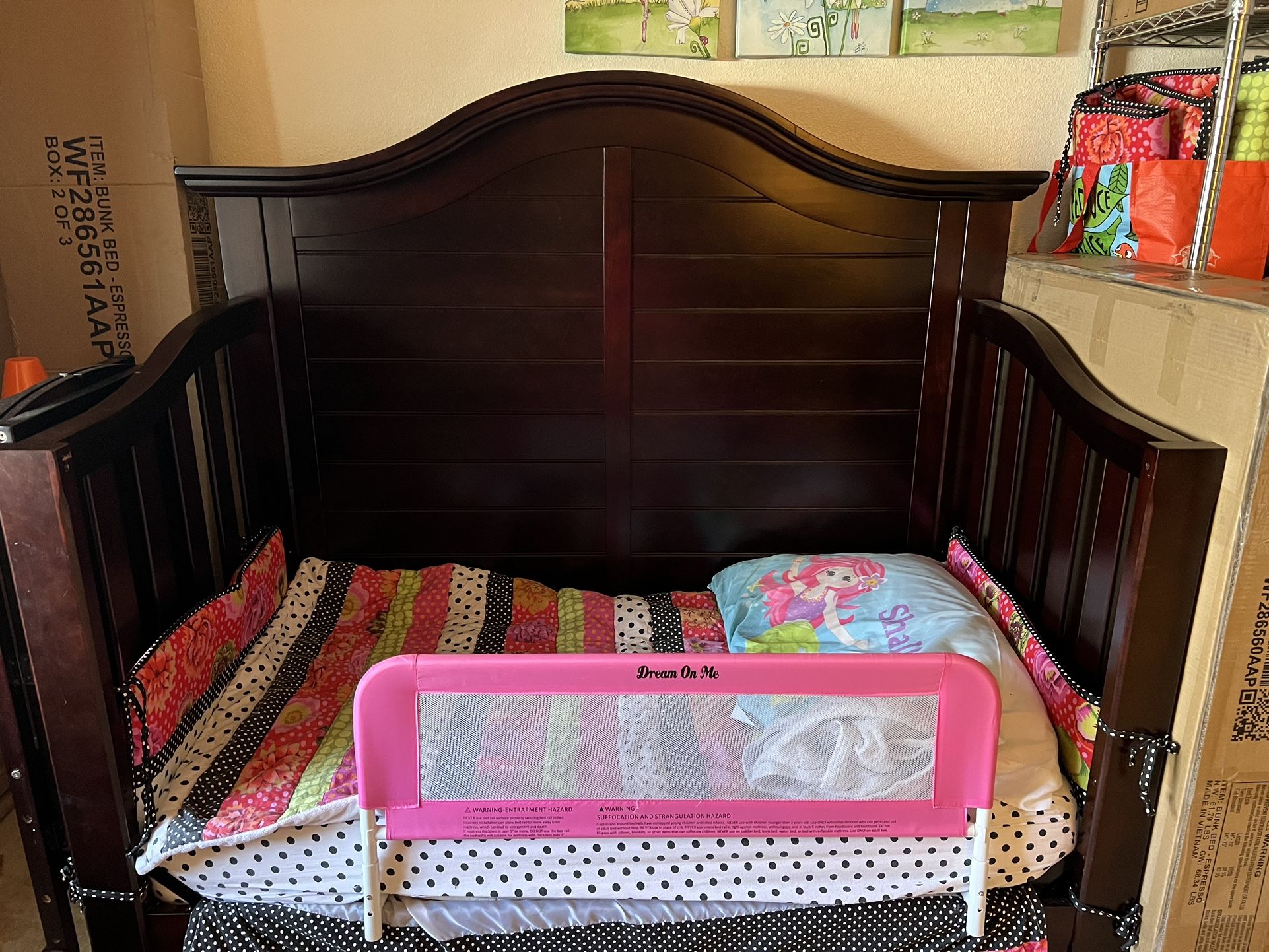 Crib/Daybed/ Converts To Single Bed AND Changing Table!!! Quality Thomasville!!