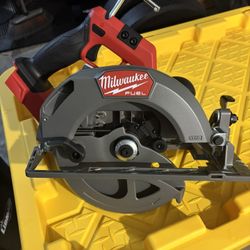 Milwaukee M18 7 1/4 Circular Saw
