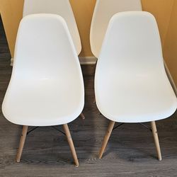 4 White Plastic Chairs