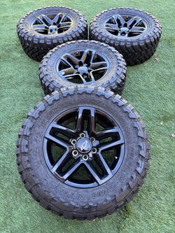 Chevy Silverado wheels and tires 33x12.50/18