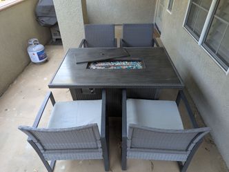 Fire pit Table w/4 chairs