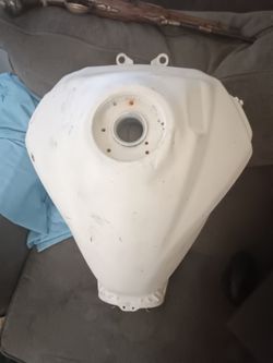 03-05 Yamaha R6 Tank