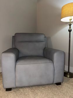 La-Z-Boy Grey Leather Cuyahoga Power Recliner with Power Headrest