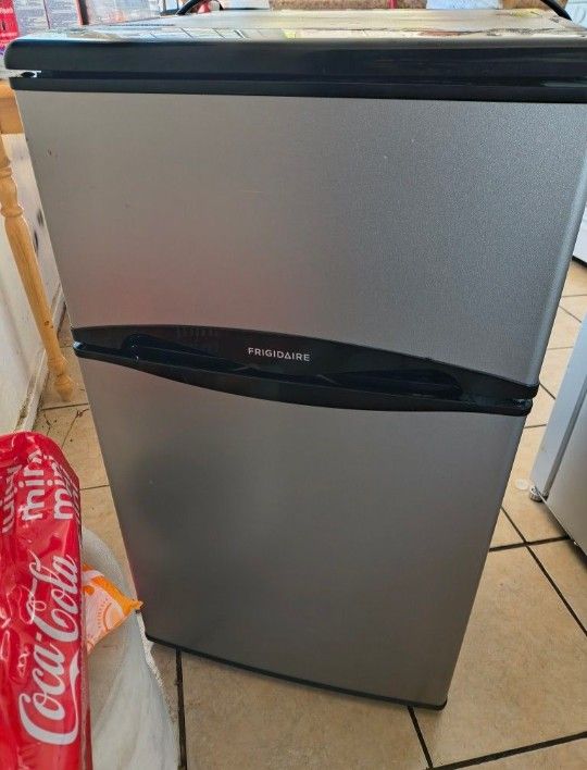 Frigidaire Mini Fridge/freezer