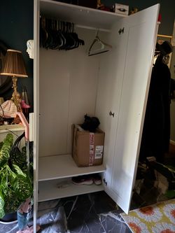 Gavetero , con colgador de ropa