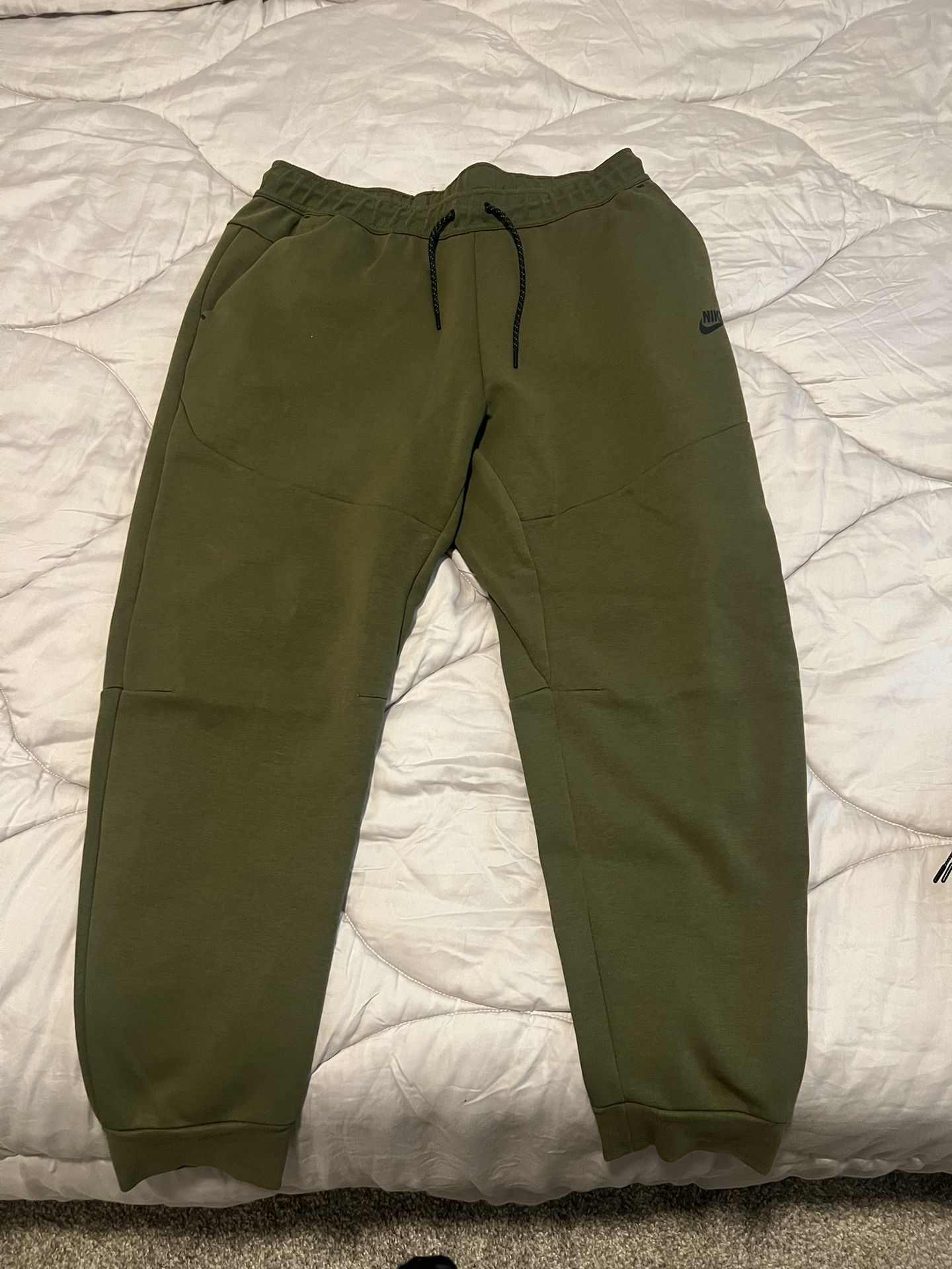 Men’s Nike Tech Fleece Joggers. Size XL Green / Olive