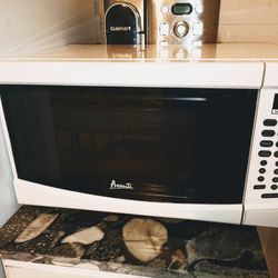 White Microwave Like New 10 x 10 x 17 