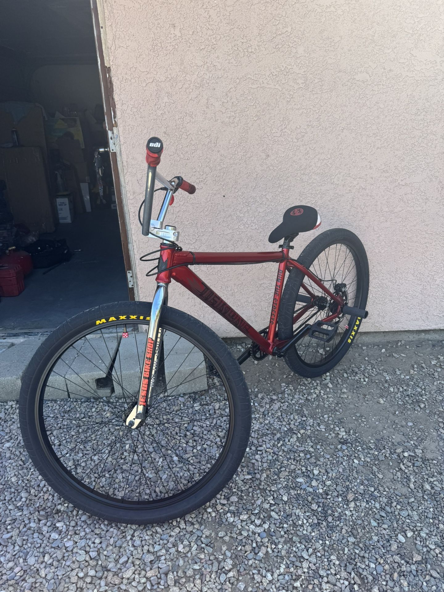 Throne Red Earl Coreline