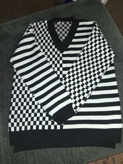 Black and white V-neck knit sweater (XL) NWT
