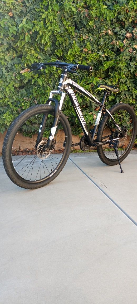 26"inch Mountain bike dual disc brakes front suspension 21 speed  , rides great like new 