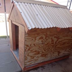 Beautiful Big Dogs House....See pictures,..See description x measures 