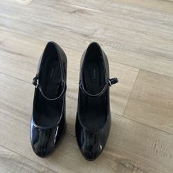 Patent  leather shoes sizes 7