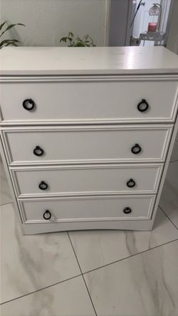 Small 4. Drawer. Dresser