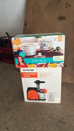 Slow cooker, crockpot and masticating juicer never been used still in the box