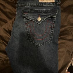 True Religion Men’s Geno Relaxed Slim Flap Jeans – Size 34 (Red Stitching) 👖  Selling my True Religion Geno relaxed slim flap shorts in size 34. Red