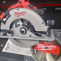 Brand New Milwaukee M18 18V Lithium-Ion Brushless Cordless 7- 1/4 in. Circular Saw (Tool-Only)