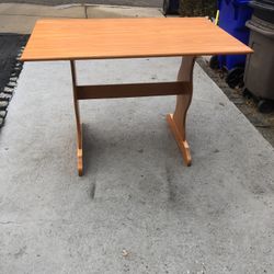 Very Good Condition Hardwood Dinner Table 