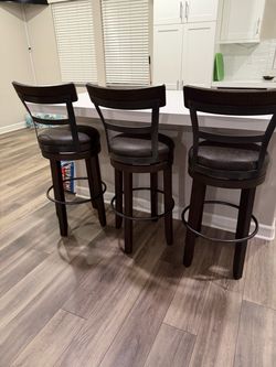 🔥 SET OF 3 DARK WOOD SWIVEL BAR STOOLS – $300 OBO 🔥