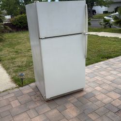 Amana 18 Cubic Foot Refrigerator
