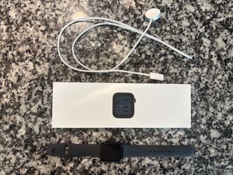 (BRAND NEW) Apple Watch SE 3 GPS 40mm Midnight Aluminum Case with Midnight Sport Band