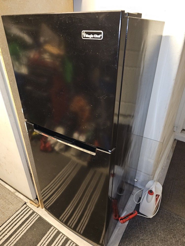 Magic Chef 10.1 cu. ft. Top Freezer Refrigerator in BlackStore SKU # 100(contact info removed)
Internet # (contact info removed)62