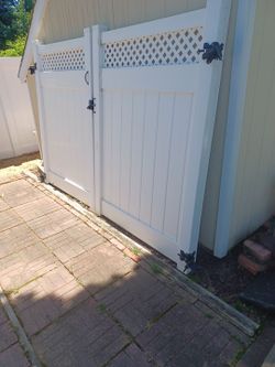 Vinyl fence gates
