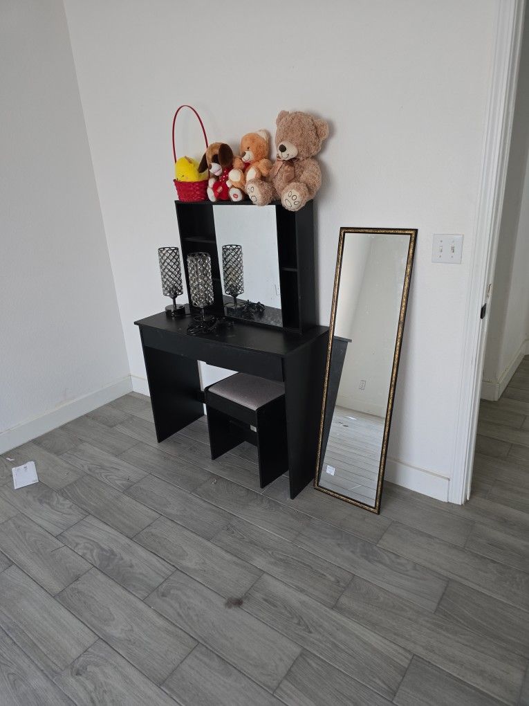 Makeup Vanity With Lamps And Teddybears