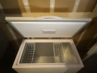 White Chest Freezer (10 cu. Ft)