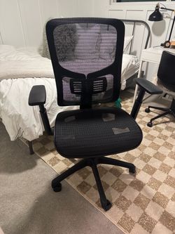 Black adjustable computer chair