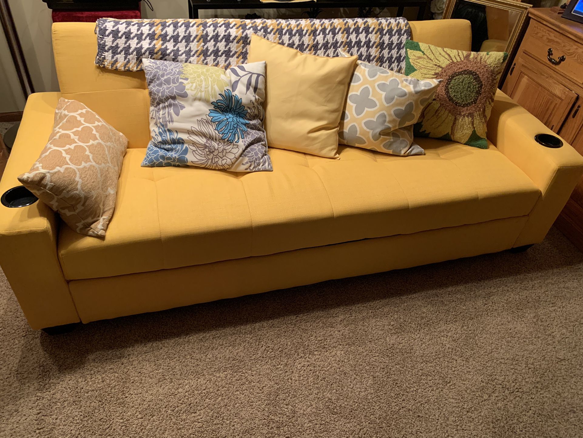 Sofa & Bed ! Great PRICE- 💛TUNS Of Storage Pillows & Throws💛Unique Versatile Comfy Couch! Sofa-bed! 💛 Two Storage Areas!