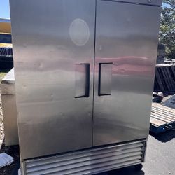 Commercial refrigerator with 2 doors