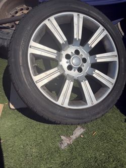 Land Rover 22-Inch Alloy Wheel with Tire