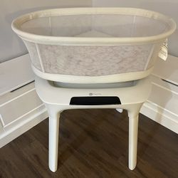 4 Moms Mommaroo Bassinet And Baby swing 